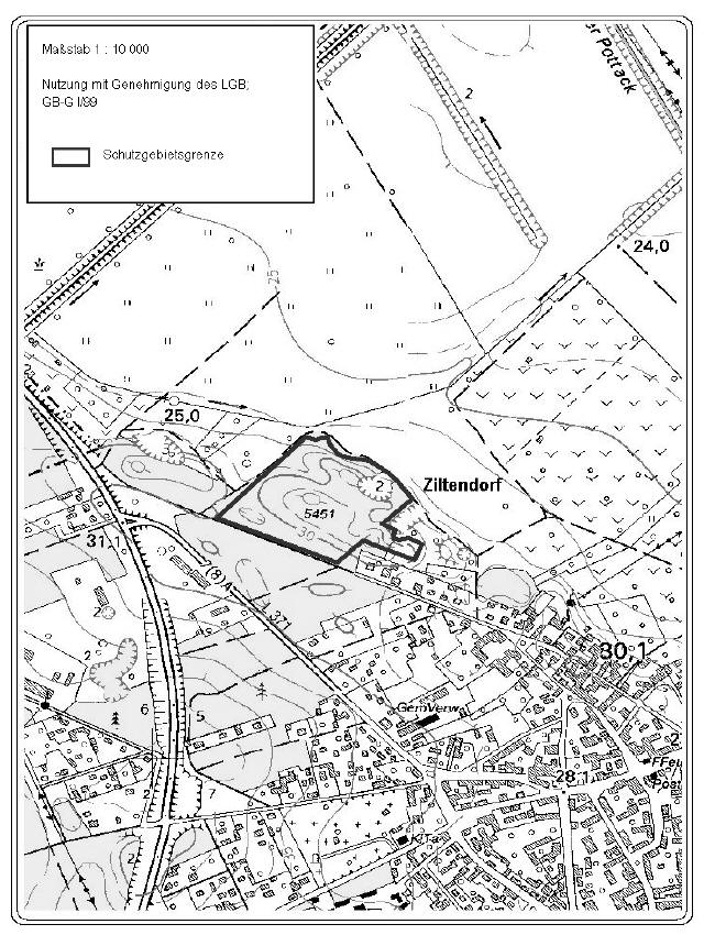 Die Anlage zu § 2 Absatz 2 bildet eine Kartenskizze zur Verordnung über den Schutzwald „Ziltendorfer Düne“ im Maßstab 1 : 10 000 ab. Es wird die Grenze des Schutzwaldes mit ununterbrochener Linie dargestellt. Der Schutzwald hat eine Gesamtfläche von rund vier Hektar.