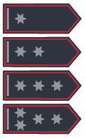 Vier verschiedene Dienstgradabbildungen untereinander mit einem silbernen Streifen am Rand der Schulterklappe gegenüber der Spitze