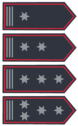 Vier verschiedene Dienstgradabbildungen untereinander mit drei silbernen Streifen am Rand der Schulterklappe gegenüber der Spitze