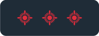 Abzeichen auf blauem Untergrund mit drei roten Sternen nebeneinander zentriert, ohne Umrahmung